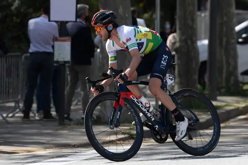 Adam Yates, nono al Tour de France, cerca un risultato di prestigio