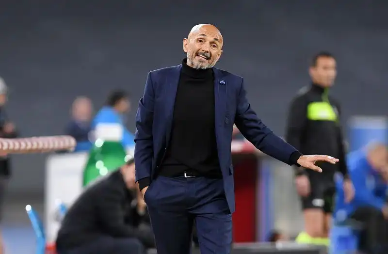 Luciano Spalletti è invece il nuovo allenatore del Napoli: il toscano ritorna ad allenare in Serie A dopo due anni di pausa