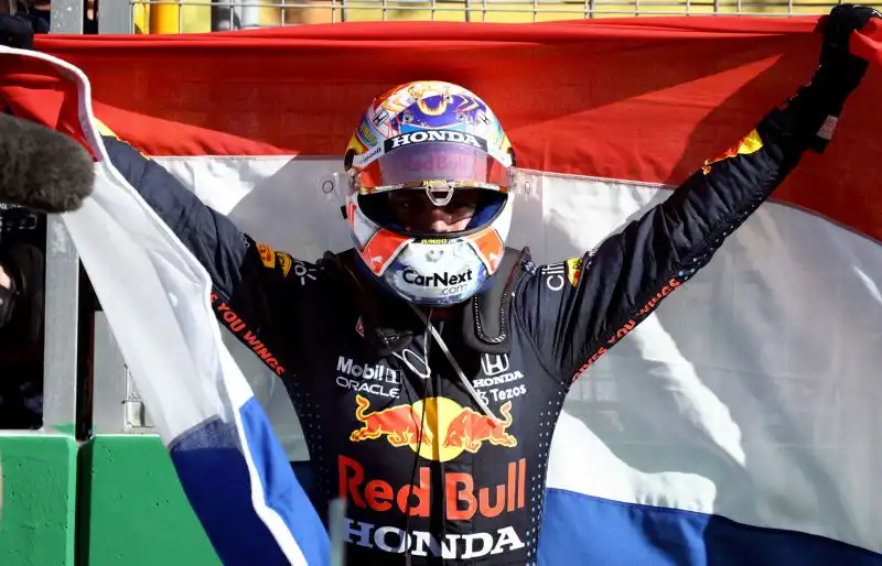 Max Verstappen domina il Gp d'Olanda e torna leader del Mondiale, piegato Hamilton