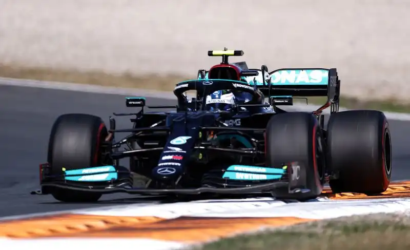 Valtteri Bottas 5,5: la strategia della Mercedes di "accerchiare" Verstappen non funziona, anche per colpa sua, che non riesce a frenare lo scatenato olandese. E nel finale con il suo giro veloce penalizza Hamilton, che rimedia in extremis