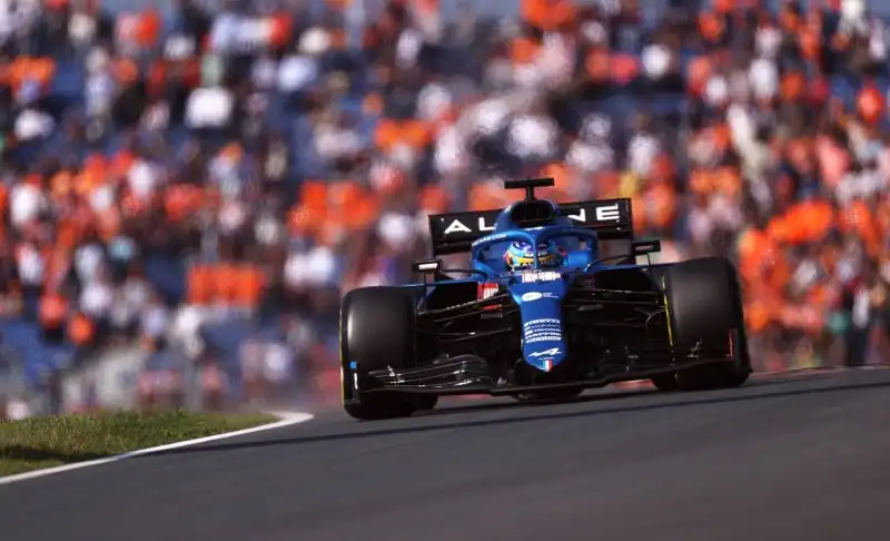 Fernando Alonso 8: grande gara del veterano, che al via strabilia tutti con due sorpassi al limite, poi chiude da campione strappando il sesto posto a Sainz