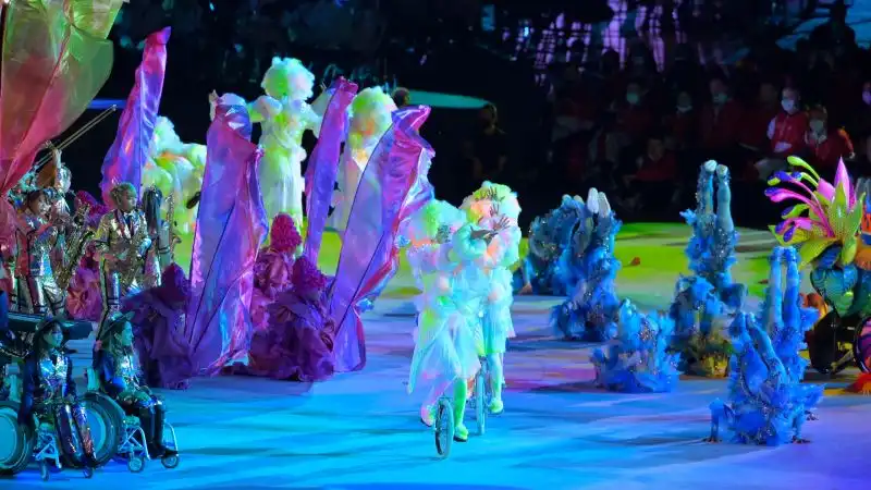 La cerimonia di chiusura, tenutesi allo Stadio Olimpico di Tokyo, è stata uno spettacolo incredibile di colori, luci e suoni