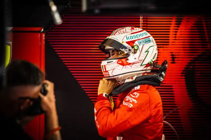 Prima di scendere in pista, il pilota della Ferrari si prepara indossando ovviamente tuta, protezioni e casco. Foto di Cristian Lovati