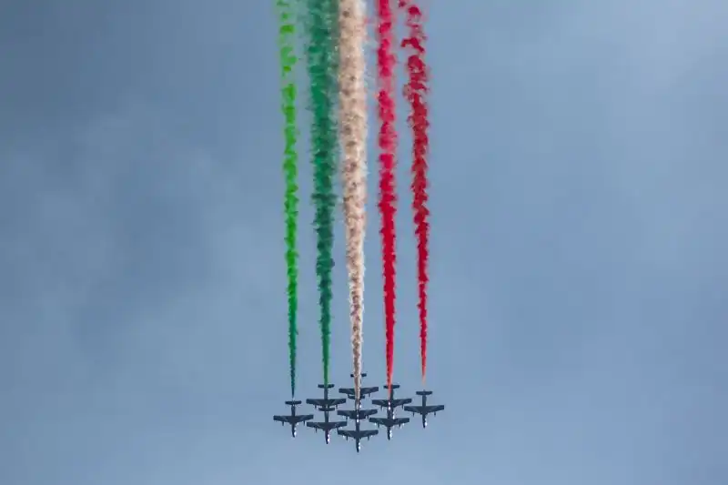 A quel punto hanno liberato i fumi color verde, bianco e rosso che hanno colorato il cielo di Monza con il tricolore della bandiera d'Italia. Foto di Cristian Lovati