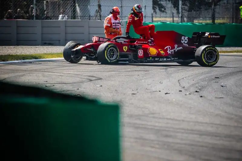 Sainz è stato portato al centro medico per accertamenti: fortunatamente l'incidente non ha avuto conseguenze sul pilota, rientrato poi al box Ferrari. Foto di Cristian Lovati