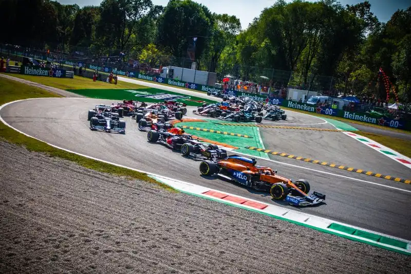 Doppietta McLaren, Ferrari fuori dal podio, collisione tra Verstappen e Hamilton: è successo di tutto al Gran Premio d'Italia a Monza. Foto di Cristian Lovati