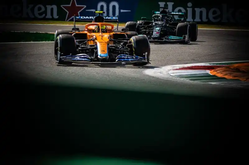 Lando Norris 8: vola con una McLaren tirata a lucido, ma alla fine il sorpasso da Hamilton arriva e manca il possibile attacco a Ricciardo. Due minuscole macchie su un quadro di ottima fattura. Foto di Cristian Lovati