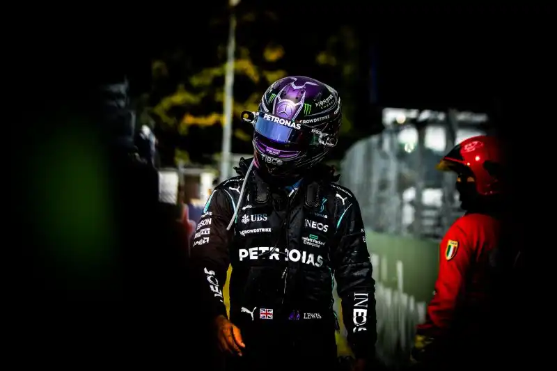 Lewis Hamilton 5: sverniciato al sabato, opaco alla domenica. Il pit stop lento non è di sua responsabilità, ma davvero non riesce mai a incidere. Foto di Cristian Lovati