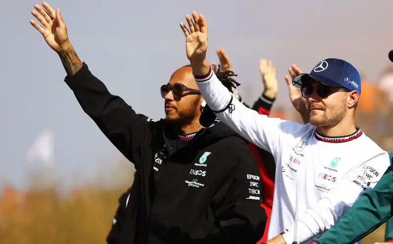 F1, Valtteri Bottas elogia Lewis Hamilton e avverte George Russell