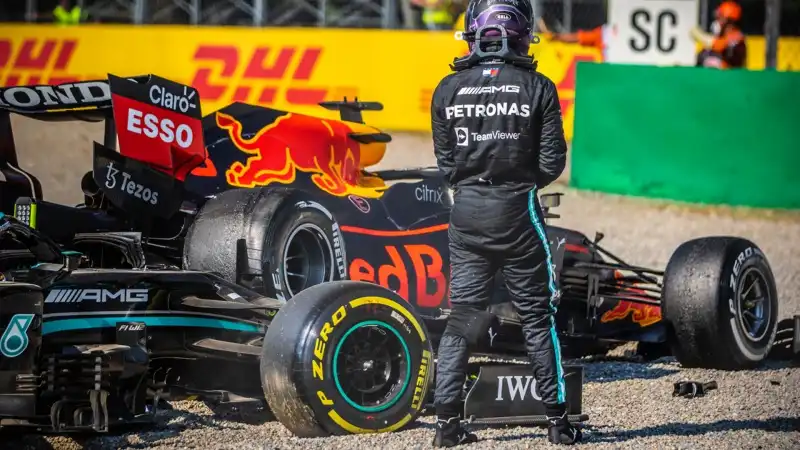 Lewis Hamilton, altra bordata a Max Verstappen