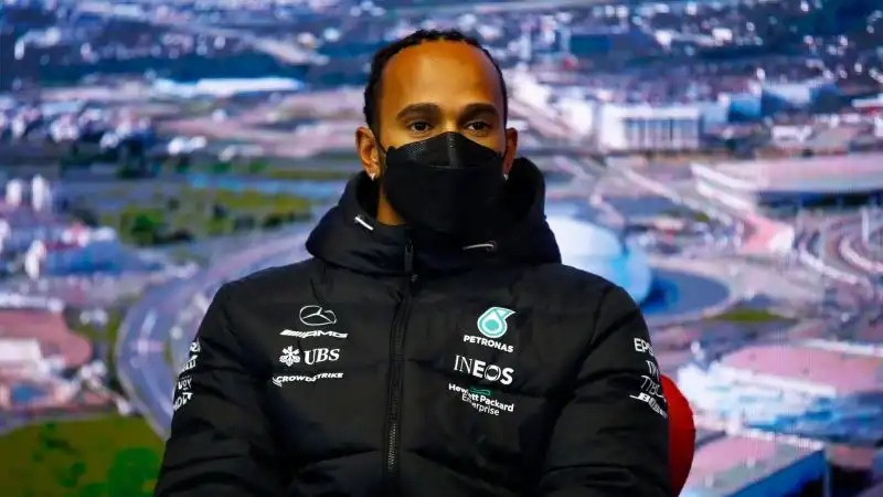 "Lo capisco: è in lotta per il titolo - ha detto infatti Hamilton -. Ci sono molte aspettative dato che la voglia di vincere è enorme. E anche la pressione lo è"