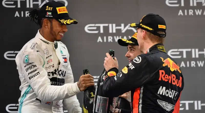 Lewis Hamilton tende la mano a Max Verstappen