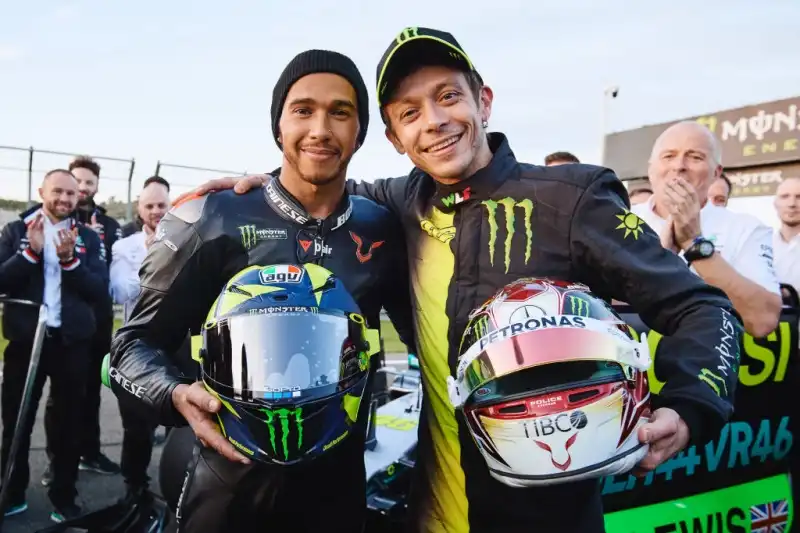 Valentino Rossi, videomessaggio a sorpresa per Lewis Hamilton