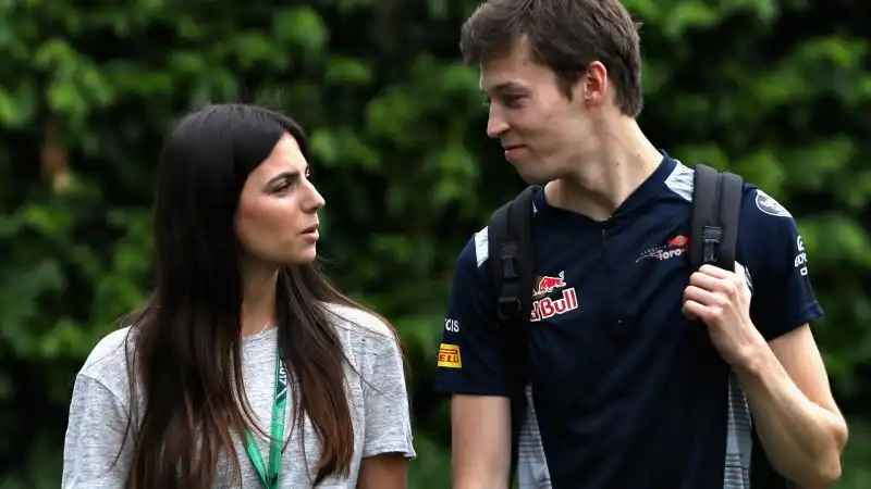Kelly, figlia dellex pilota Nelson Piquet ed attuale fidanzata di Verstappen, ha avuto in passato una relazione con Daniil Kvyat