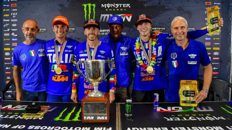 Campioni del mondo nel motocross delle nazioni con Tony Cairoli, Mattia Guadagnini e Alessandro Lupino