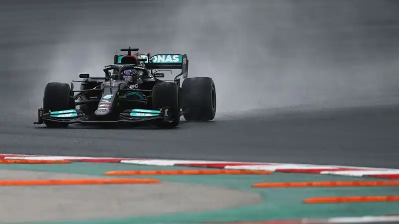 Lewis Hamilton 6.5: scatta dietro, prova ad avvicinarsi il più possibile ai primi sbranando gli pneumatici