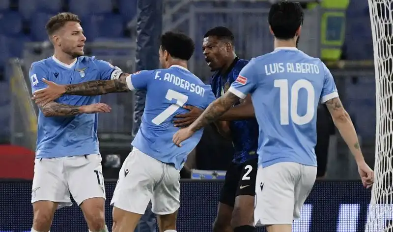 Esplode la rissa a Roma durante Lazio-Inter: gli animi si sono surriscaldati dopo il gol del 2-1 di Felipe Anderson.