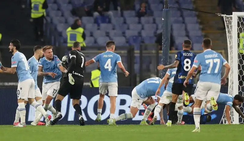 Il terzino dell'Inter Dimarco al momento del gol della Lazio era a terra dopo una botta presa a centrocampo.
