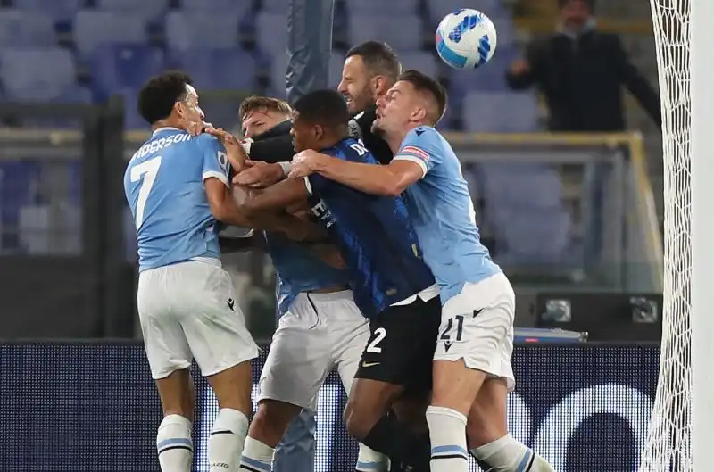 Alcuni giocatori dell'Inter avevano chiesto alla Lazio di mettere fuori la palla, ma gli uomini di Sarri hanno continuato a giocare.