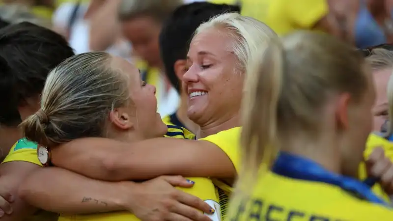 Iconico il bacio tra le due in occasione di Svezia-Canada, ottavo di finale della Coppa del Mondo 2019 a cui ha preso parte la fidanzata