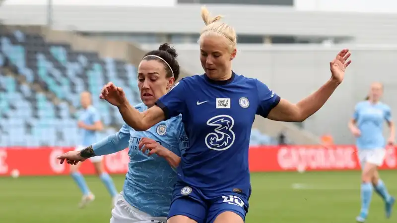 La danese ha vinto per due volte lo UEFA Women's Player of the Year Award nel 2018 e nel 2020