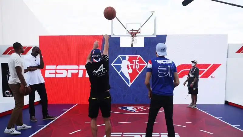 Ospitata da ESPN, la sfida si è tenuta nel campo dedicato al 75° anniversario dell'NBA all'interno paddock del Circuito delle Americhe