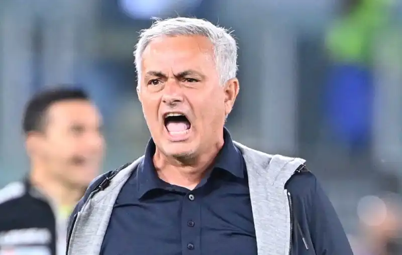 Roma furiosa in Conference League, José Mourinho demolisce l’arbitro