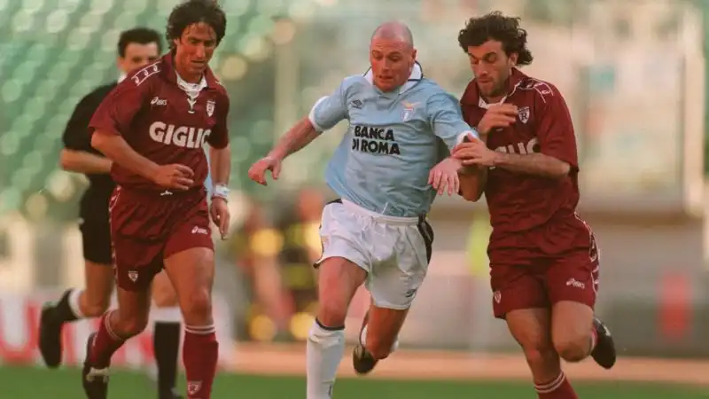 3 - Ronaldo arrivò all'Inter nel 1997-'98 e dovette indossare per un anno la maglia numero 10. Chi era il 9?
A - Maurizio Ganz
B - Davide Fontolan
C - Christian Vieri
D - Ivan Zamorano