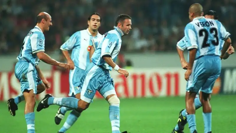 La Lazio, che avrebbe perso lo scudetto 1998-'99 a vantaggio del Milan solo all'ultima giornata, rifilò un sonoro 5-2 ai blucerchiati (futuri retrocessi): senza precedenti la tripletta su punizione di Sinisa Mihajlovic