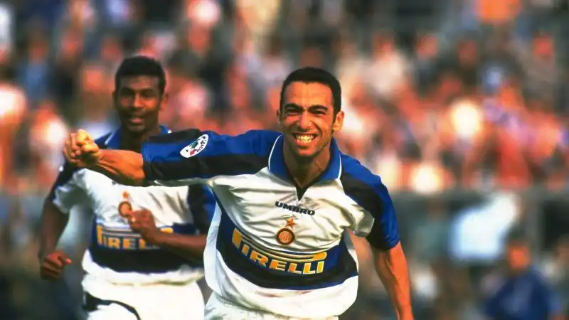 5 - Quale squadra nel 1996, anno successivo all'esplosione dell'omonima canzone, festeggiava i gol con il ballo della Macarena?
A - Atalanta
B - Perugia
C - Piacenza
D - Udinese