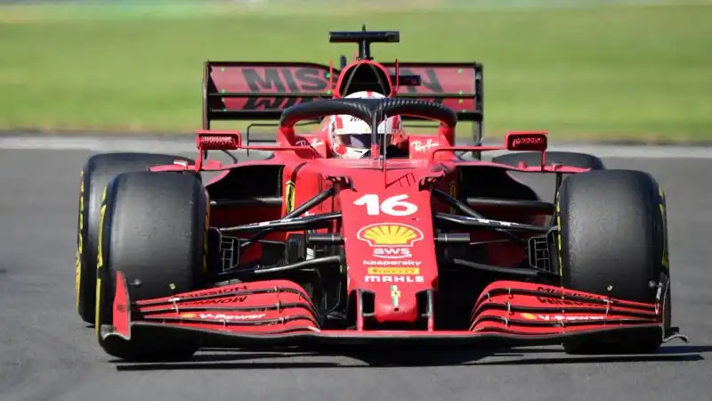 Charles Leclerc 6: si tiene fuori dai guai, poi porta a casa i punti che servono alla Ferrari. Ma lo abbiamo visto più tirato a lucido altrove