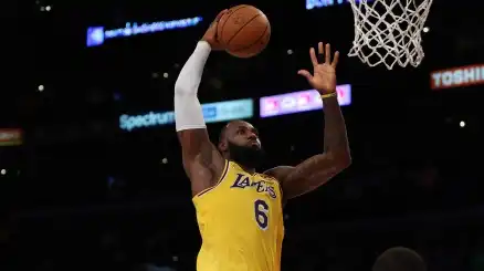 LeBron James da re, i Los Angeles Lakers rialzano la testa