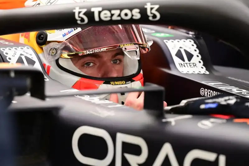 F1, Max Verstappen avvisa Lewis Hamilton