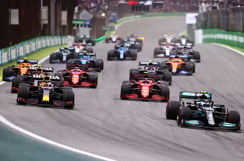 Valtteri Bottas sorprende Max Verstappen, Lewis Hamilton non molla