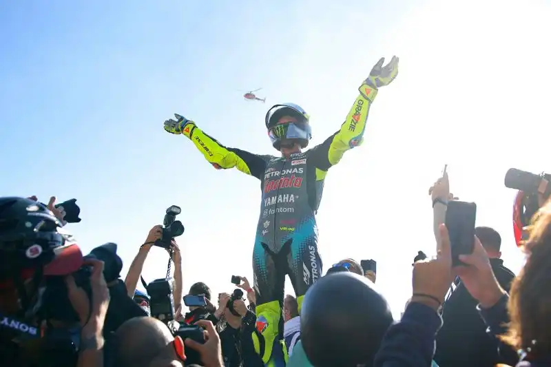 Centocinquantamila tifosi hanno salutato un'ultima volta Valentino Rossi a Valencia, nell'ultima gara di MotoGp del Dottore