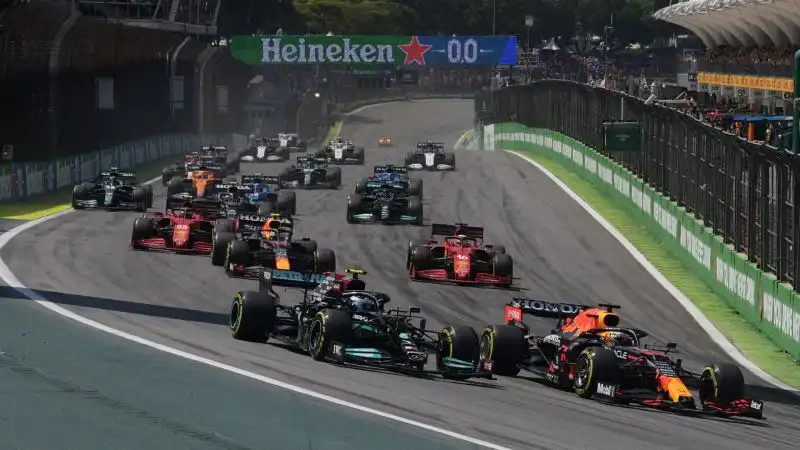 Lewis Hamilton raccoglie ad Interlagos una delle più belle vittorie della sua carriera battendo Verstappen. Punti importanti per la Ferrari