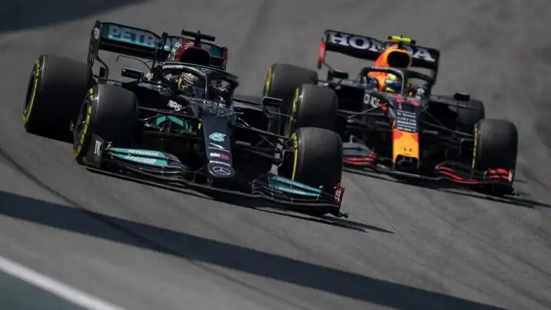 Lewis Hamilton stravince a Interlagos