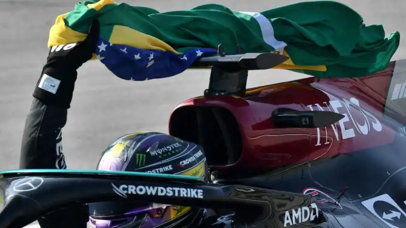 F1, Lewis Hamilton mai così stremato. La dedica è per il papà