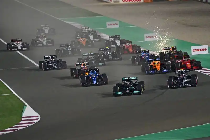 Hamilton trionfa a Losail e si avvicina a Verstappen in classifica generale. Terzo Fernando Alonso, Ferrari staccate