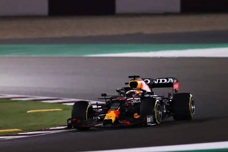 Max Verstappen 9: limita i danni della penalizzazione con una partenza strepitosa. Conquista il secondo posto e il giro veloce