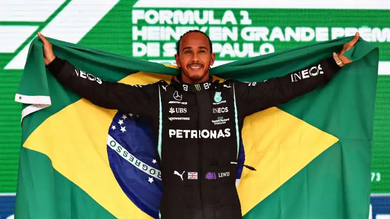 La lotta per il titolo è più serrata che mai dopo la vittoria in Brasile di Lewis Hamilton