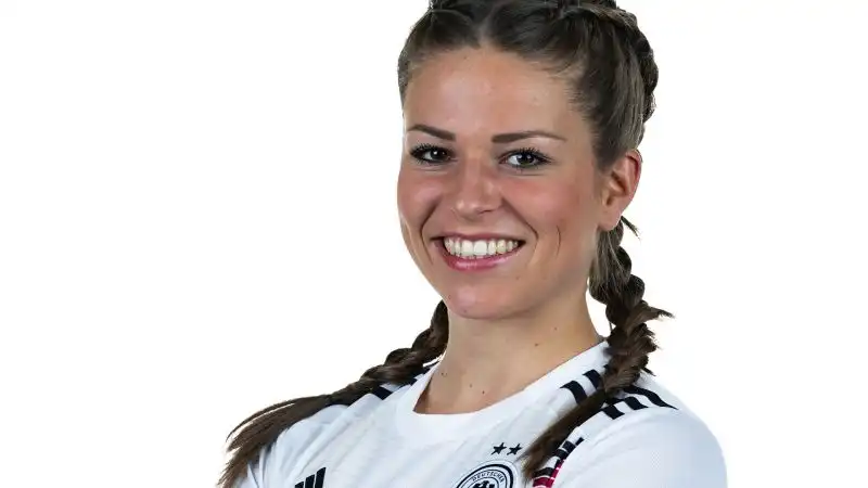 Dopo aver fatto tutta la trafila delle giovanili, nel 2013 è approdata nella nazionale maggiore tedesca