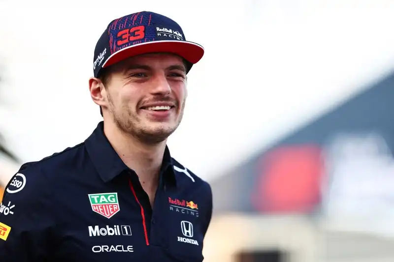 Max Verstappen se la ride dopo il duello con Carlos Sainz