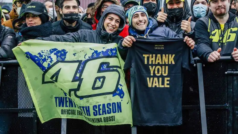 Valentino Rossi ha compiuto il suo ultimo giro di pista in compagnia dei suoi più calorosi fan.
