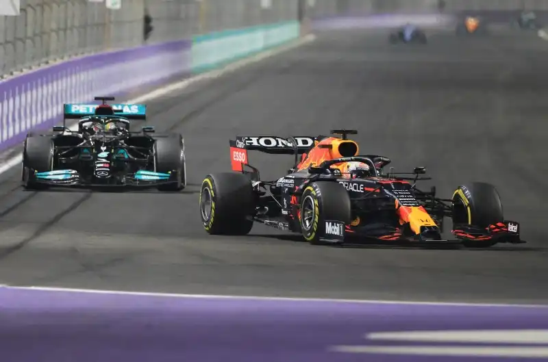 Lewis Hamilton: “Max Verstappen è un pazzo”