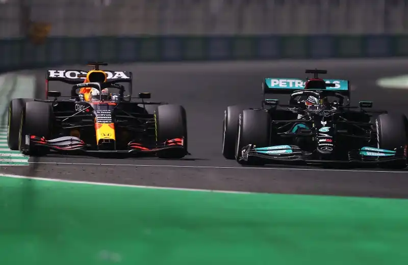 Lewis vince e aggancia Max