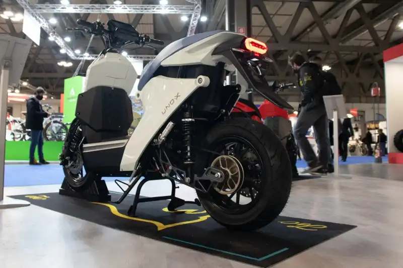 Questo scooter offre affidabilità e prestazioni grazie alla trasmissione diretta a cinghia che protegge il motore centrale dalle vibrazioni.