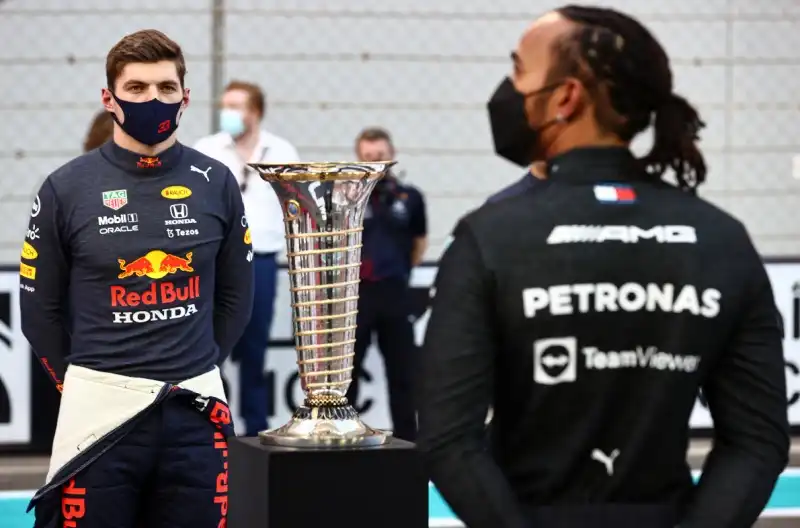 Max Verstappen torna a pungere Lewis Hamilton