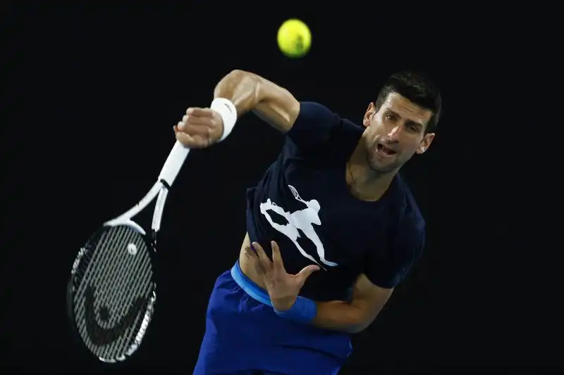 Novak Djokovic si allena a Melbourne in vista degli Australian Open, ma la sua espulsione sembra ormai vicina: il Governo ha annullato il visto