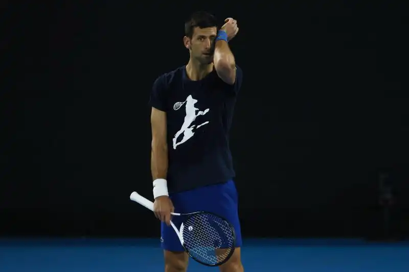 Novak Djokovic spalle al muro: il Governo australiano ha nuovamente annullato il suo visto, e il numero uno serbo ha le ore contate nel Paese oceanico